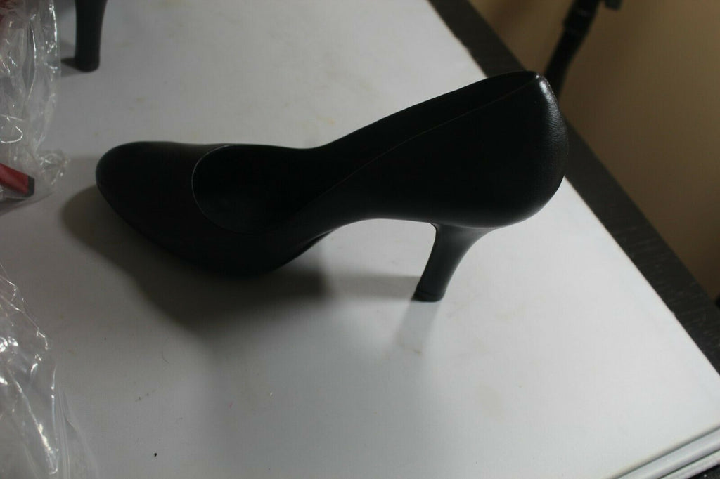 PRADA classic black leather pump in EUC! Size 37 Made in Italy