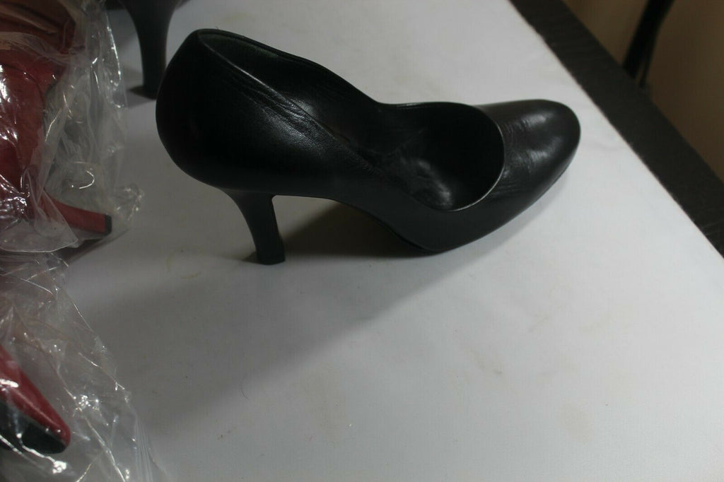 PRADA classic black leather pump in EUC! Size 37 Made in Italy